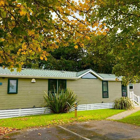 Jungle Lodge Lymington Exterior photo