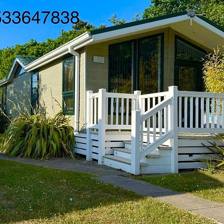 Jungle Lodge Lymington Exterior photo