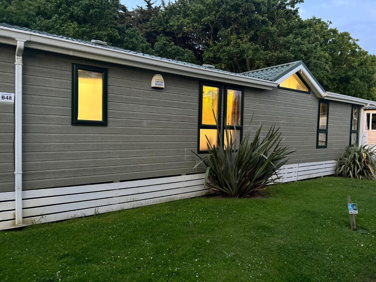 Jungle Lodge Lymington Exterior photo