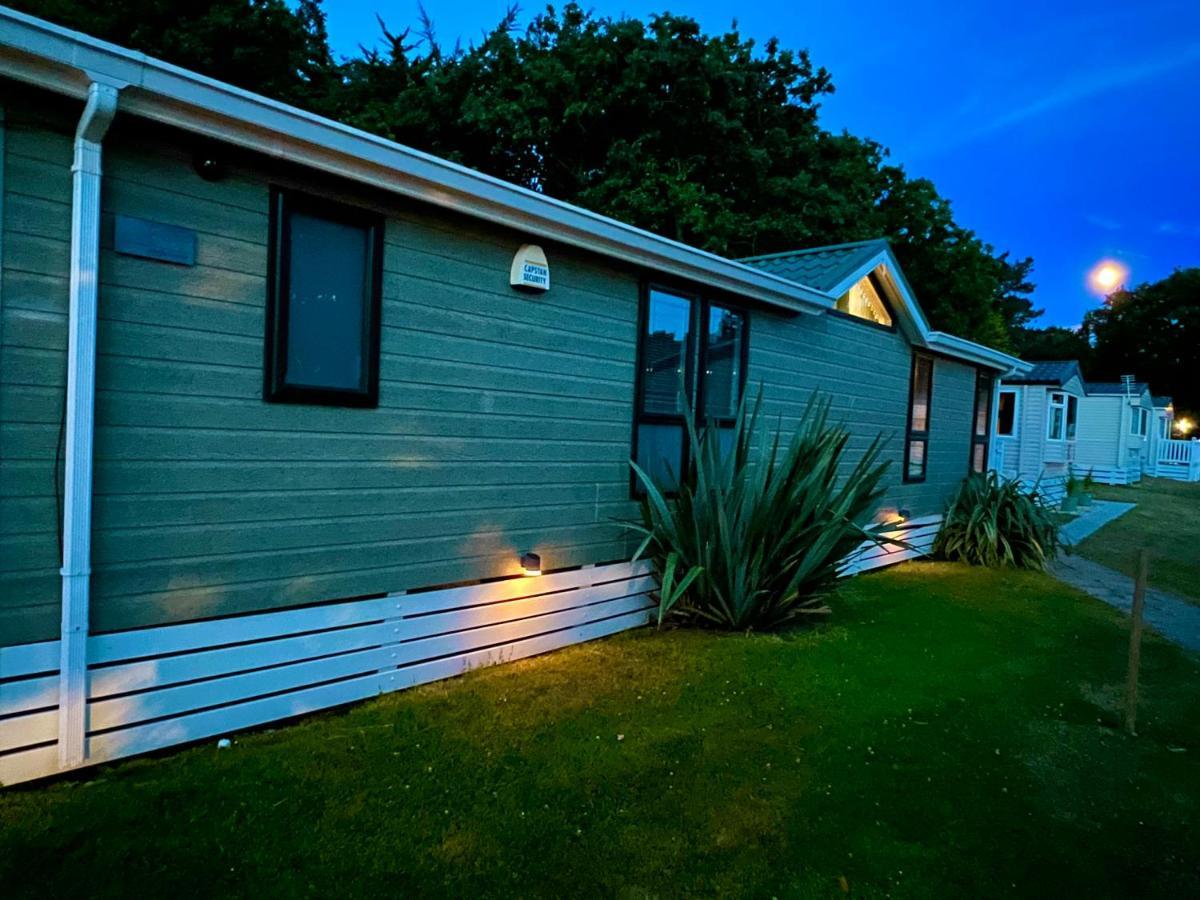 Jungle Lodge Lymington Exterior photo