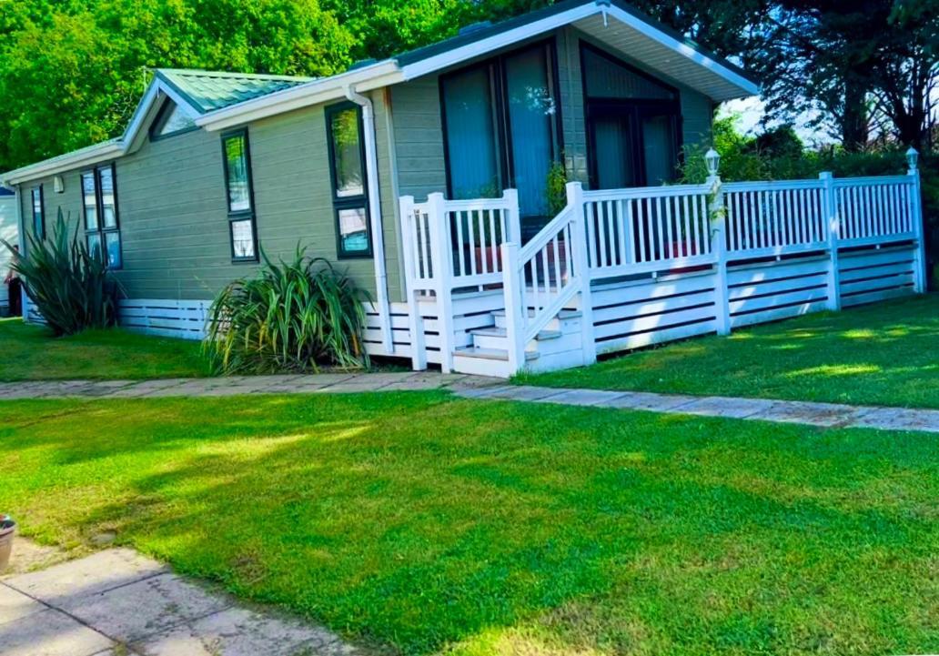 Jungle Lodge Lymington Exterior photo