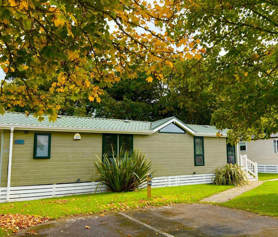 Jungle Lodge Lymington Exterior photo