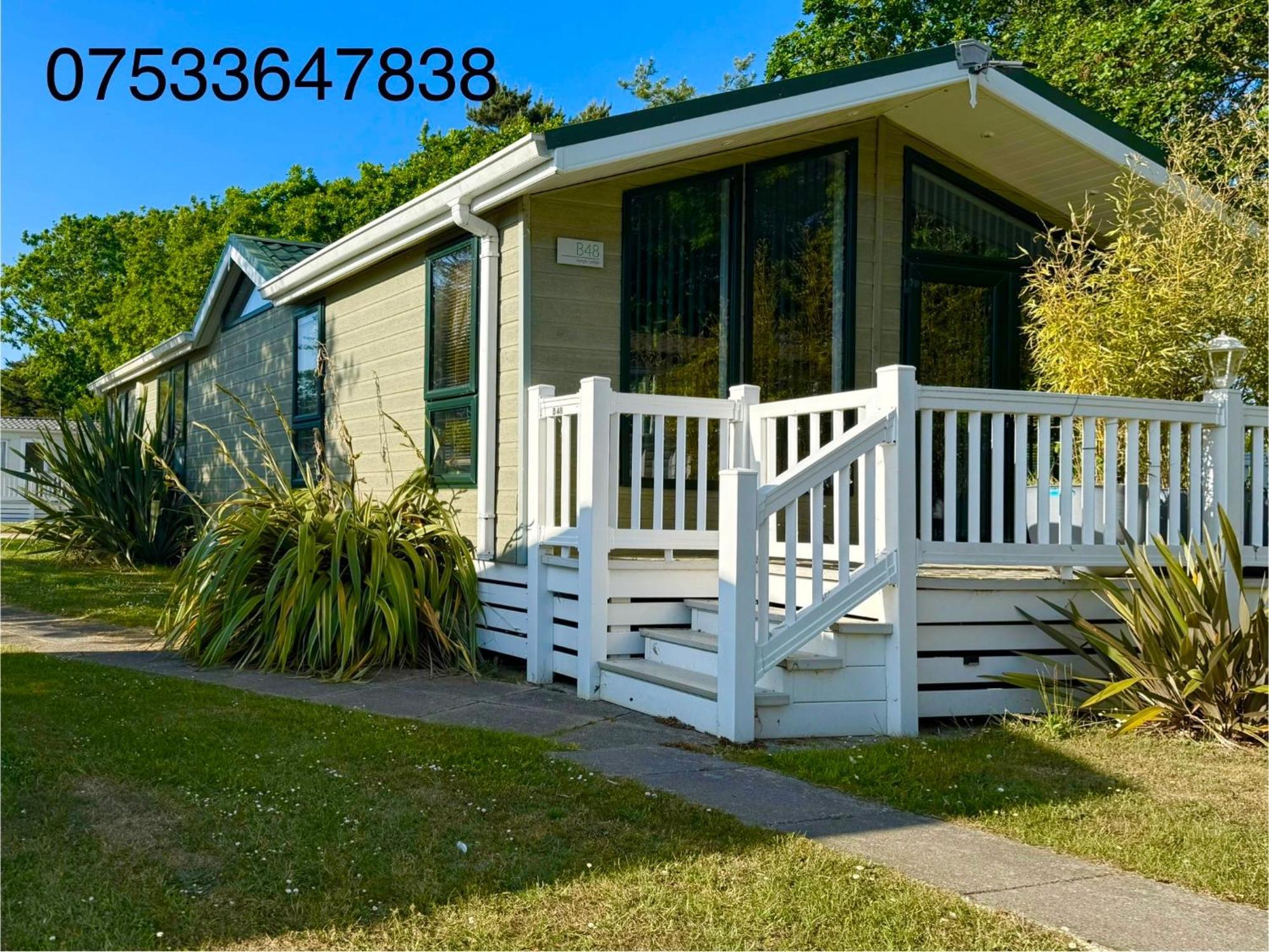 Jungle Lodge Lymington Exterior photo